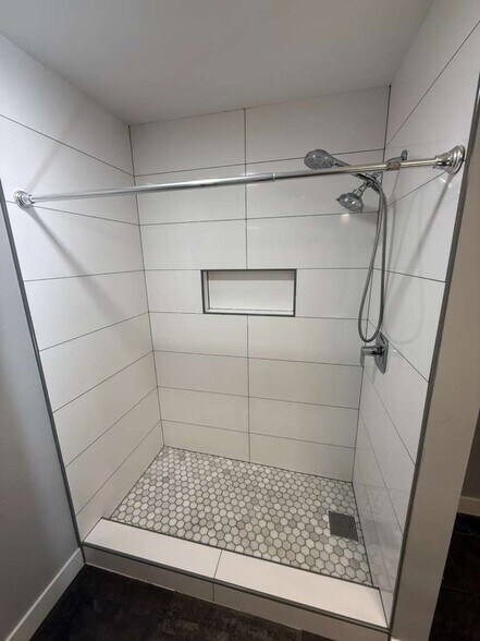 Hallway Tile Shower - 495 Queen Anne Dr