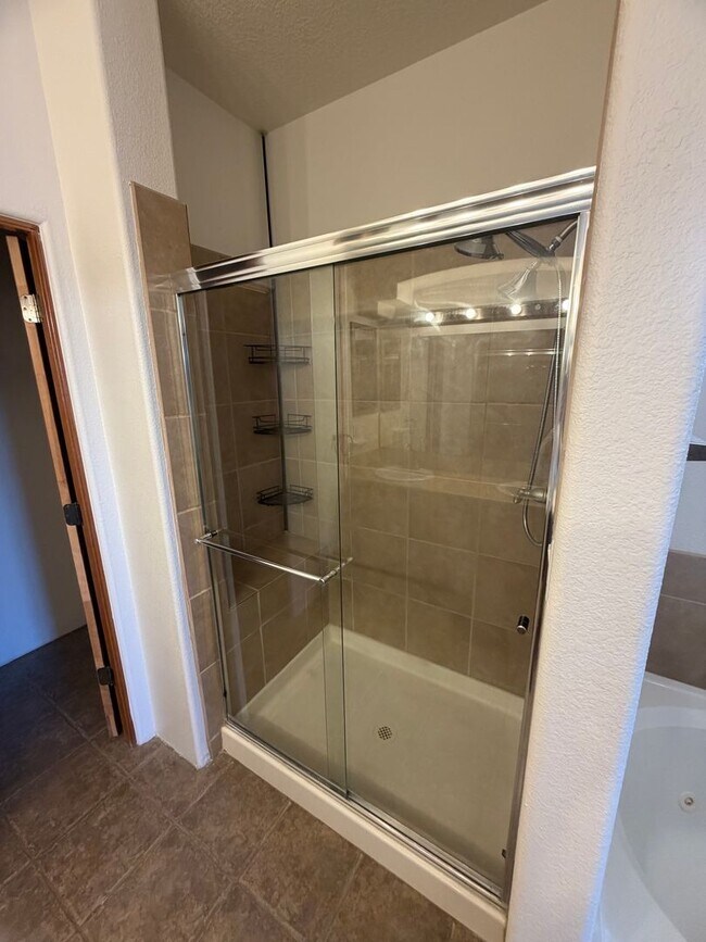 Building Photo - 3-Bedroom House!