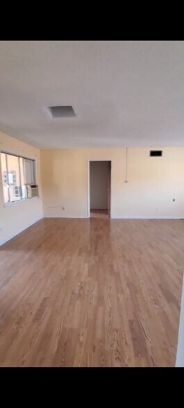 Liv rm - 2239 N Frederic St