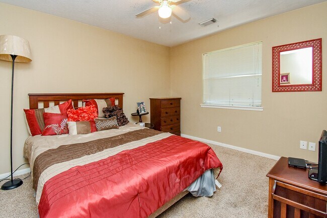 Building Photo - 14915 Willow Hearth Dr