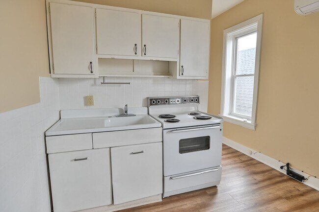 Building Photo - 213 3rd St