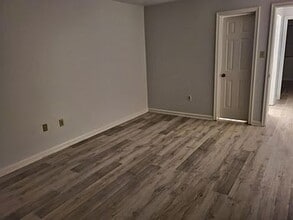Building Photo - Remodeled Seven Oaks Condo