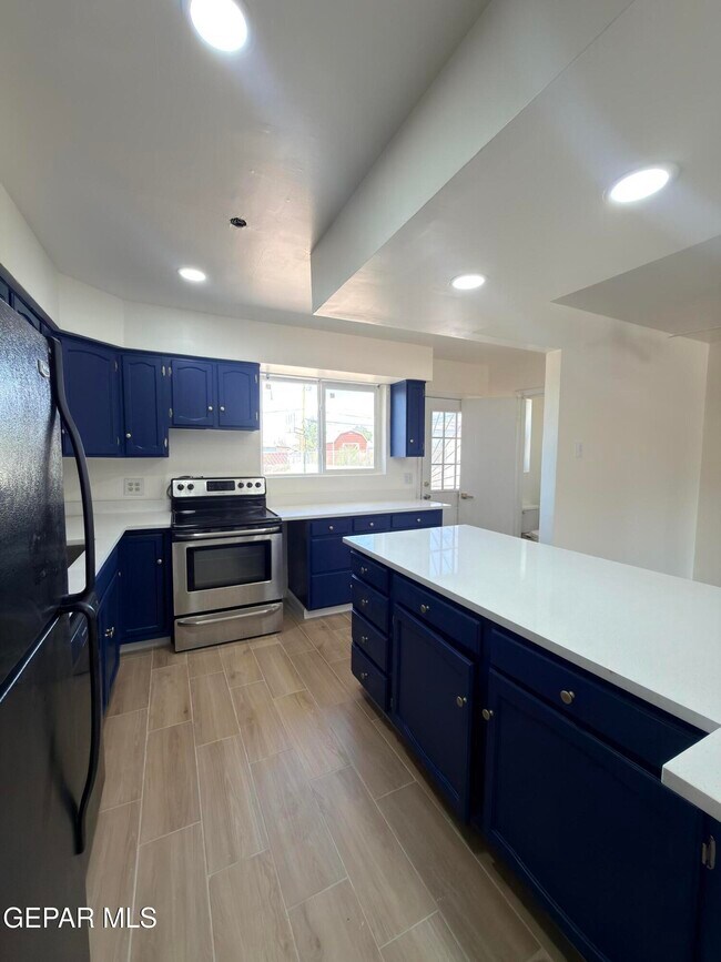 Building Photo - 7605 Parkland Dr
