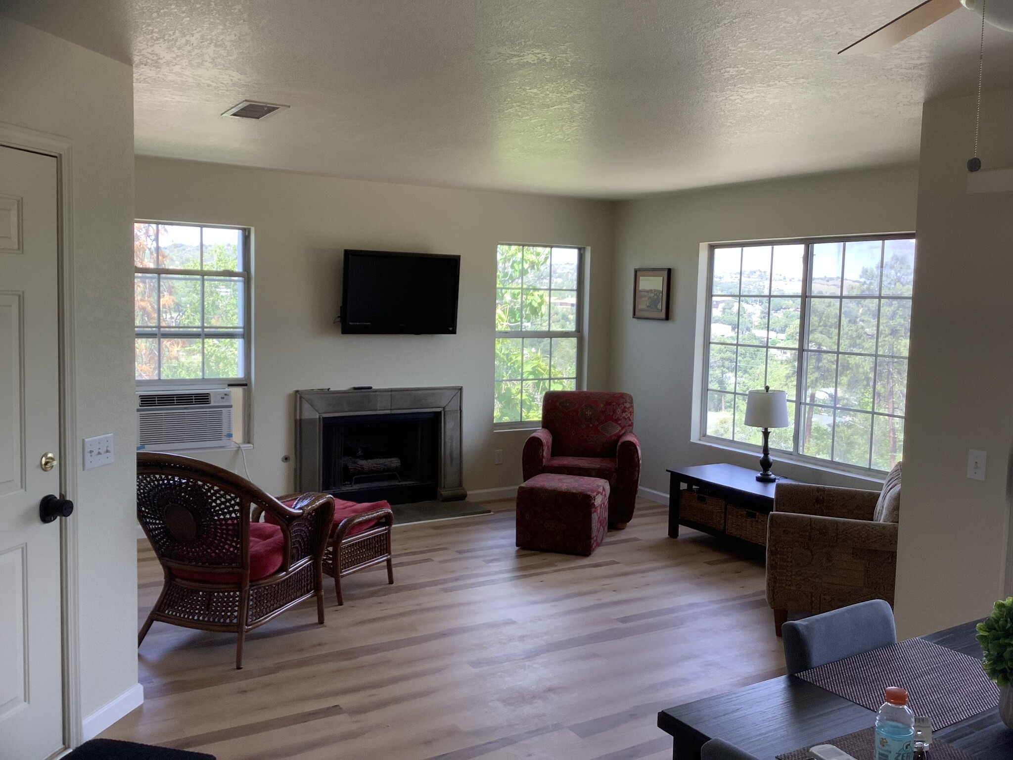 Building Photo - 604 N Bagby Dr