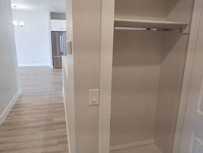 Building Photo - 1 Bedroom + Den 1.5 bath 2 Car Garage VIEWS & VIEWS!