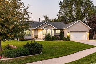 Building Photo - Great 4 Bd 3 Bath Home in Sandy