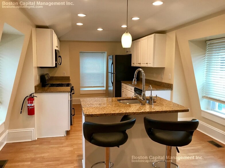 Building Photo - 674 Main St