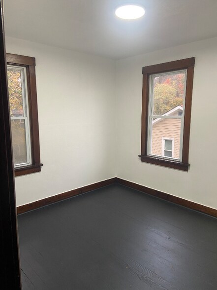 Building Photo - 558 Stewart St