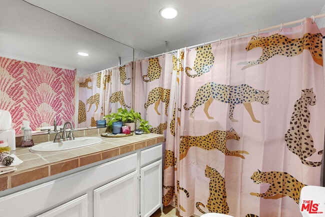 Building Photo - 906 Benedict Canyon Drive