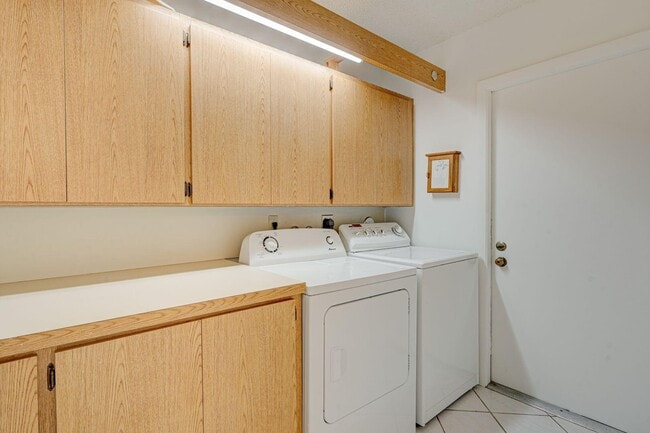 Building Photo - 223 E River Park Dr