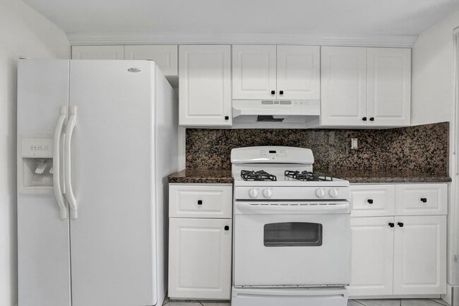 Building Photo - Sunrise Gem: Updated 2-Bed, 2-Bath with Ga...