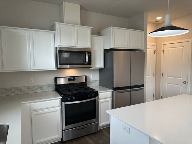 Building Photo - Newer 4 bedroom 2.5 bathroom house!