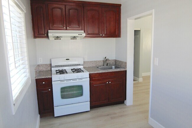 Building Photo - 3345 Del Mar Ave