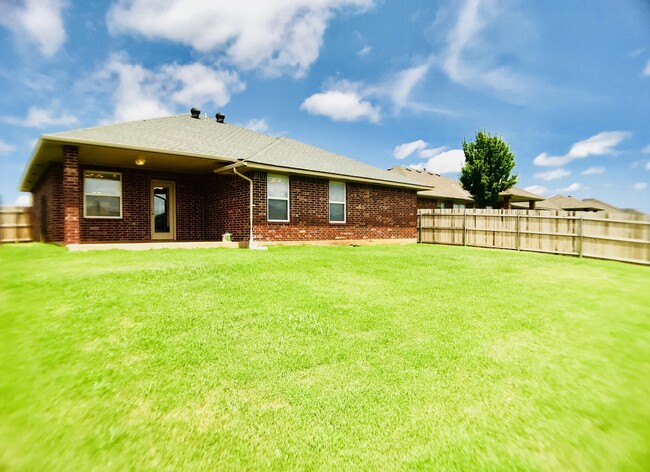 Building Photo - Beautiful 3BD 2BA Located in SW OKC, Wind ...