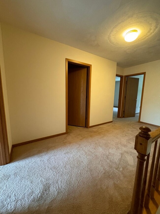 Building Photo - Large 3 Bedroom 2.5 Bathroom Townhouse in Burrell School District - Next to Hillcrest Country Club