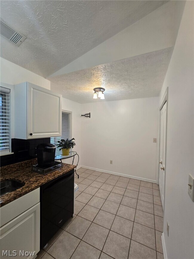 Building Photo - 355 Village Pointe Dr