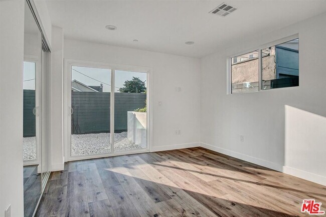 Building Photo - 2421 Cochran Ave
