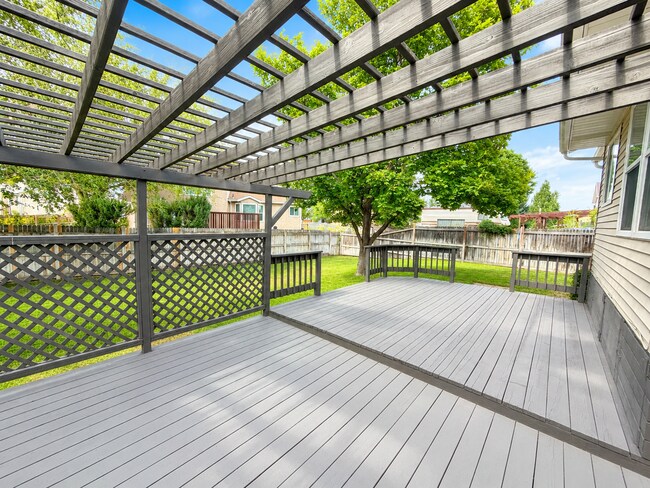 Building Photo - Spacious 5-Bedroom Sandy Home with Large Fenced Yard