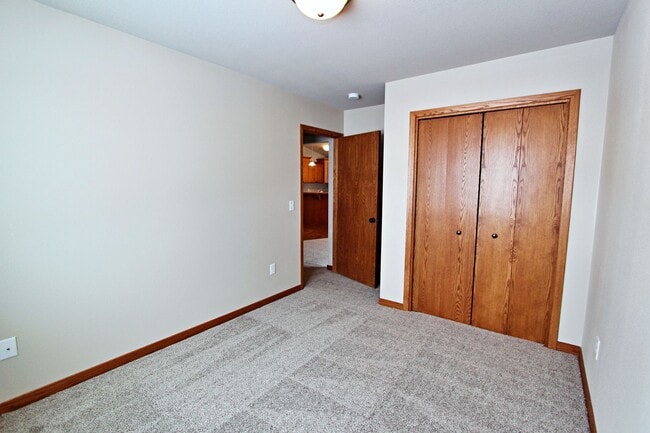 Building Photo - 4 Bedroom Townhome!