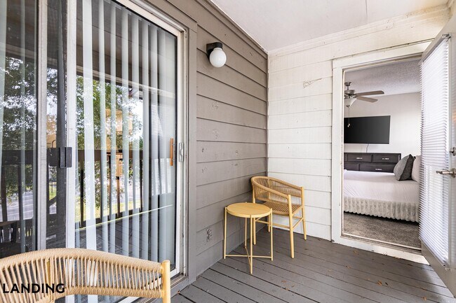 Building Photo - 1000 Palm Pl Dr NE