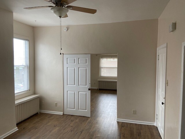 lv rm - 3927 Hoosac St