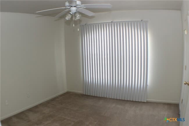 Building Photo - 102 E Robin Ln