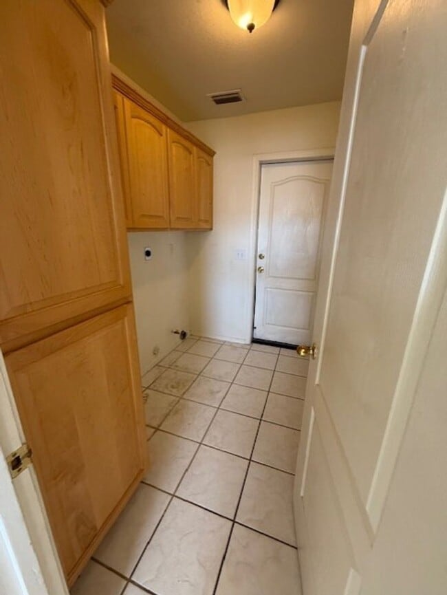 Building Photo - Occupied Do Not Disturb Tenant 3 Bedroom Plus Den & 2 Bath home Contact Property Pros Property Ma...