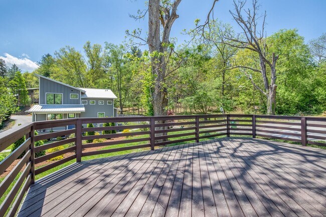 Building Photo - Fantastic 1930s Cottage - Renovated Top to...