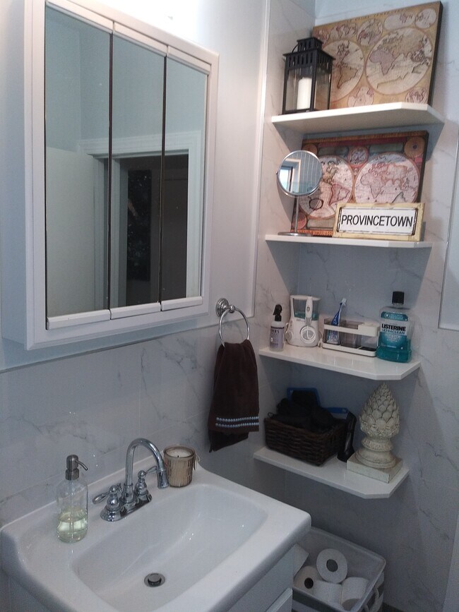 bathroom - 1738 Dekalb Ave