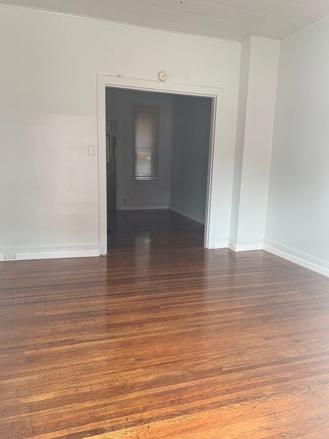 Building Photo - 3-5 Bedroom House Near York College-York C...