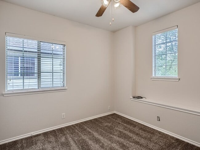 Building Photo - Home in Stone Oak!