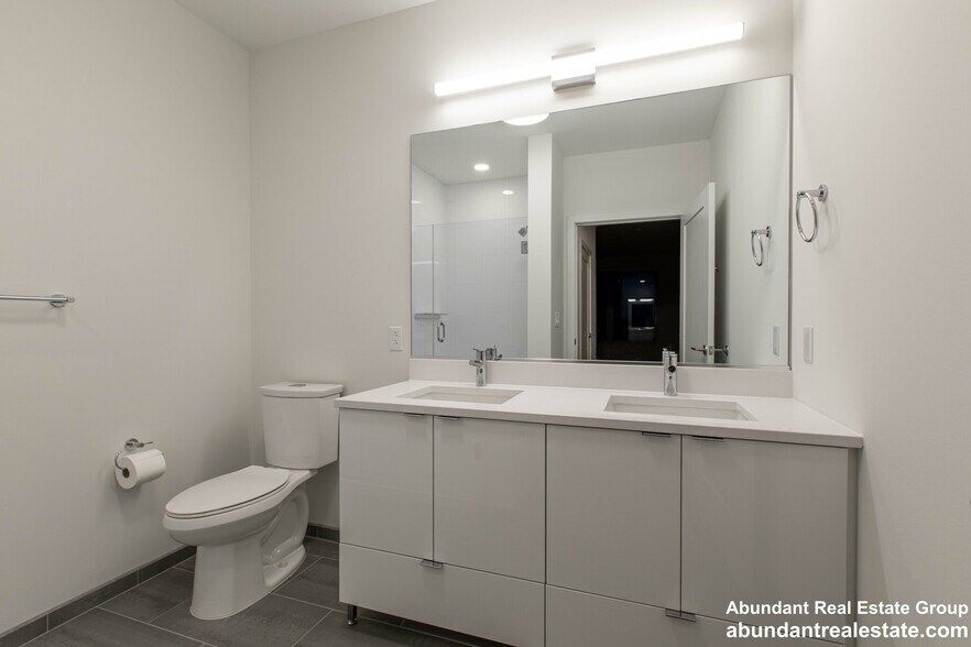 Building Photo - 45 Lewis St