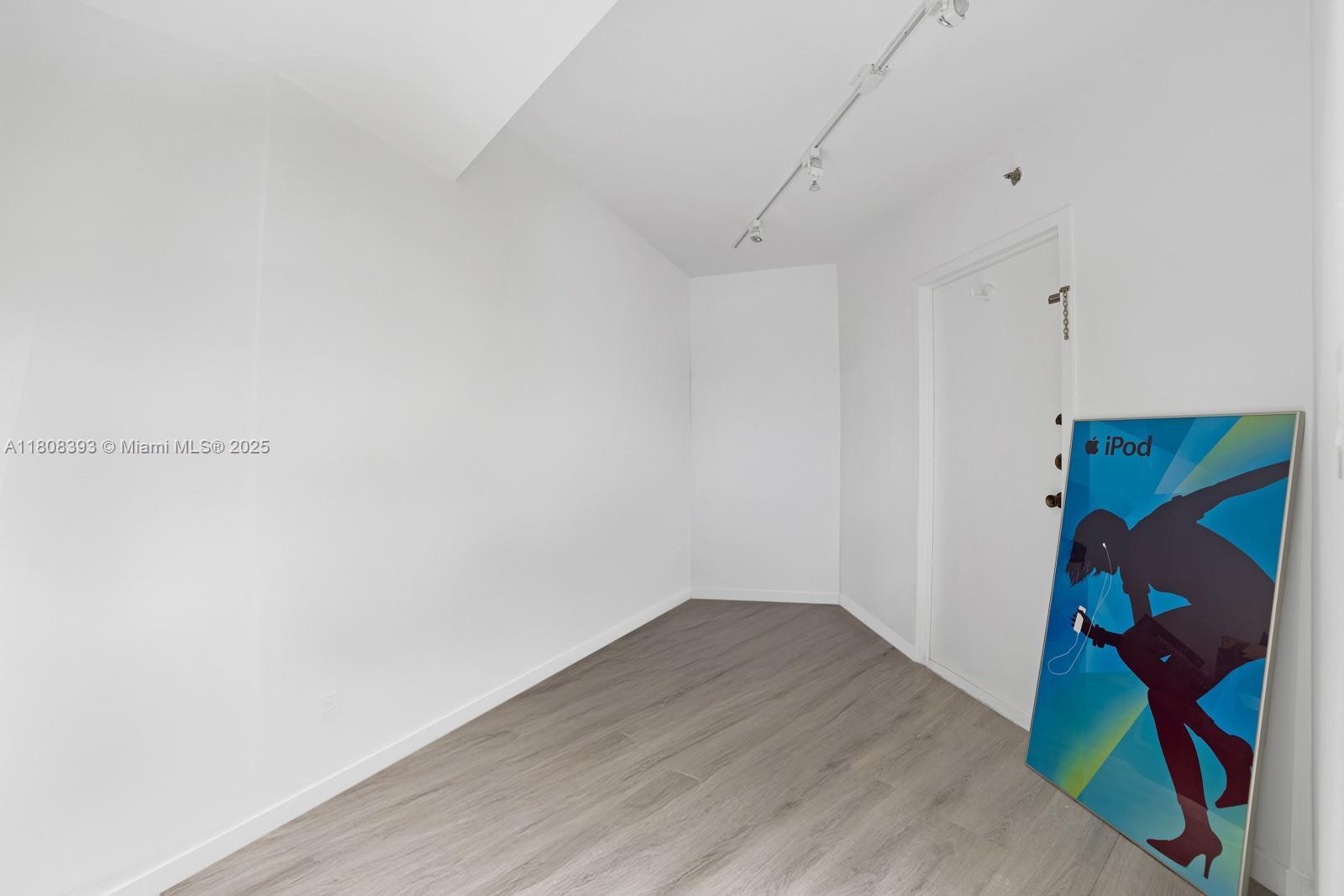 Building Photo - 1121 Crandon Blvd