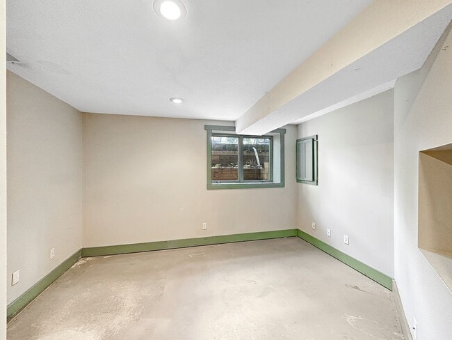 Building Photo - 1008 12th Ave SE