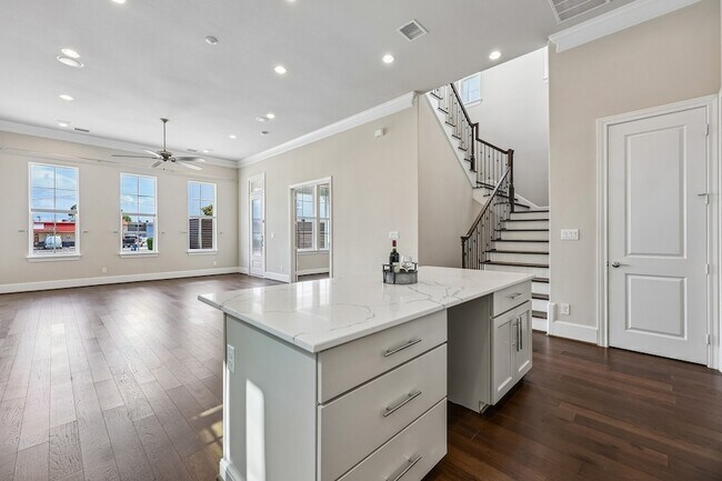 Building Photo - 708 Wooster Ln