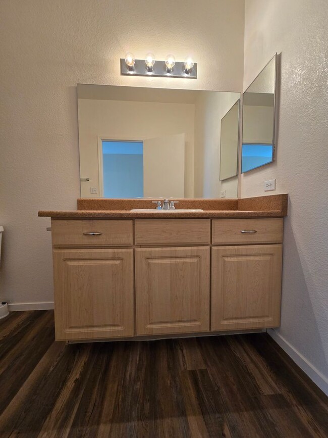 Building Photo - A Charming 3 Bedroom upstairs unit in NW L...