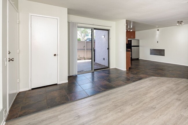 Building Photo - Amazing, Quiet University City Condo For Rent