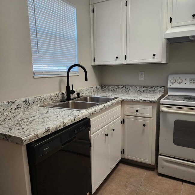 Building Photo - 1406 Hays St