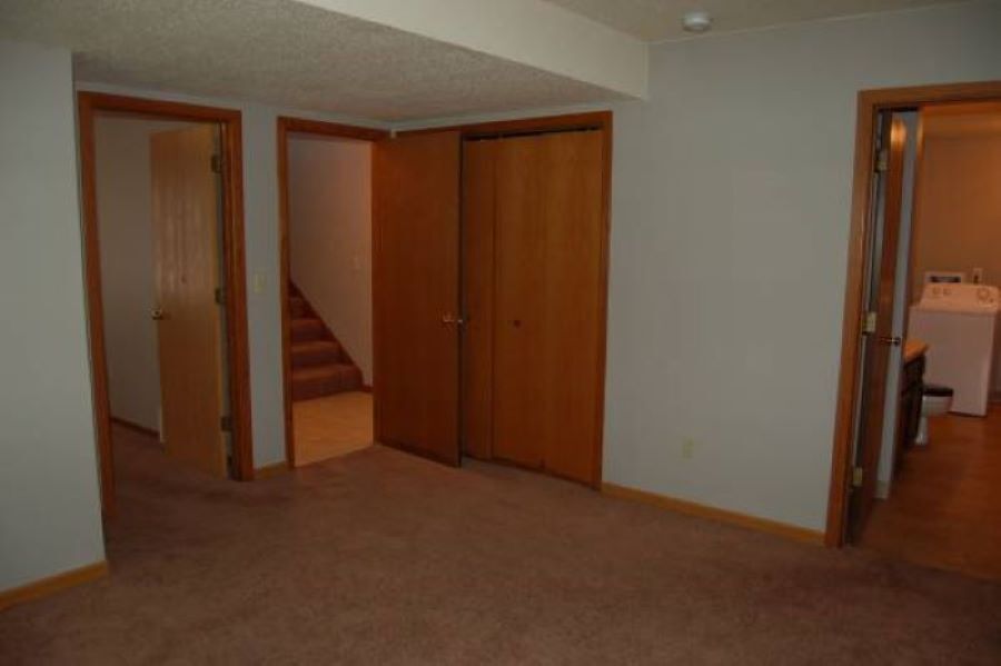 Building Photo - 910 N Dodge St