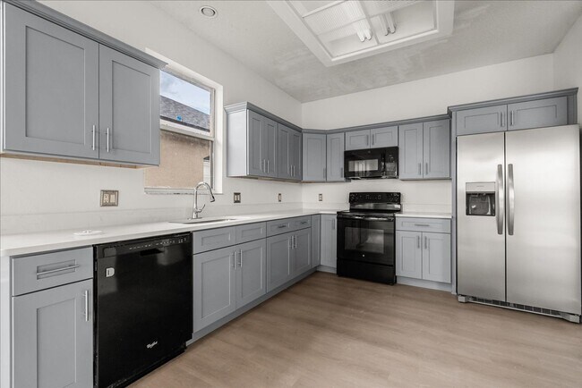 Building Photo - Stunning 4-Bedroom Lakefront Pool Home in Bridgeview at Meadow Woods