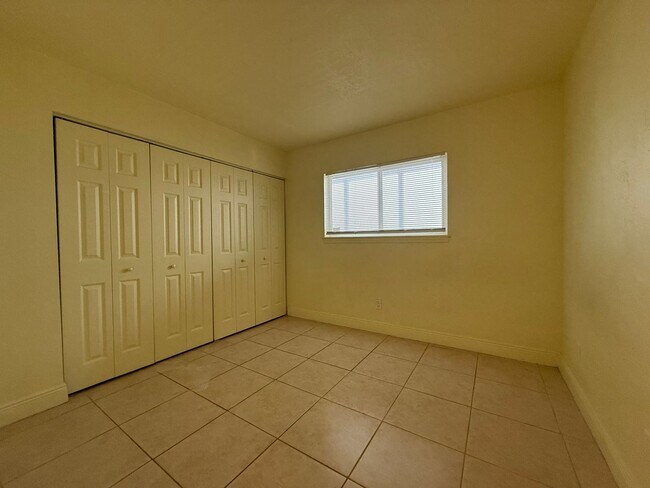 Building Photo - 900 S Peninsula Dr