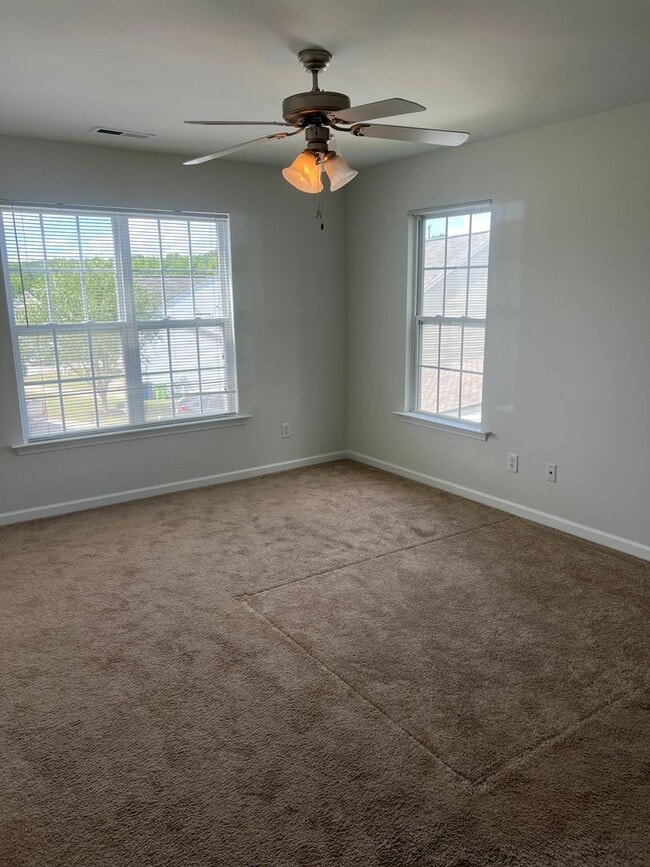 Building Photo - **Quaint 4/2.5 in Raleigh**