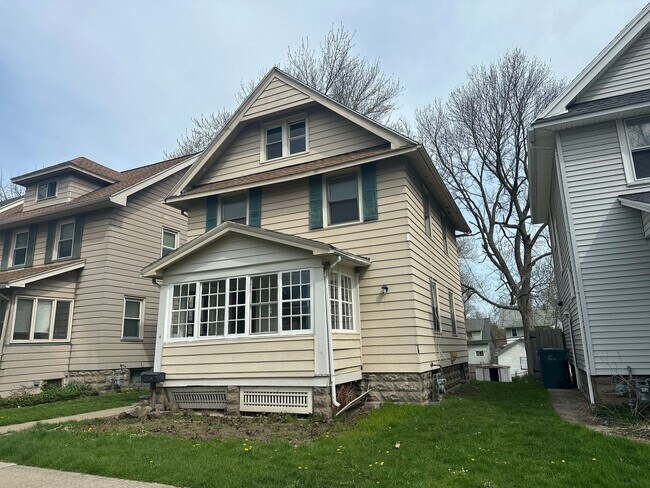 Building Photo - SINGLE FAMIKY FOR RENT IN MAPLEWOOD LOCATION !