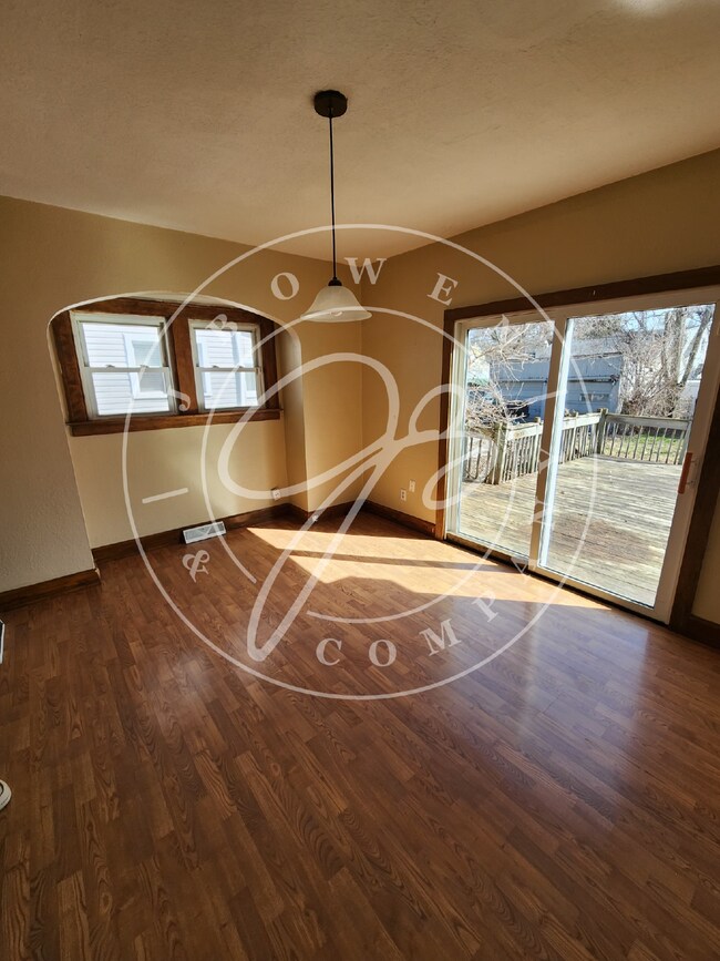 Building Photo - 3 bed 1 bath over 1200 Sq ft. and full basement!