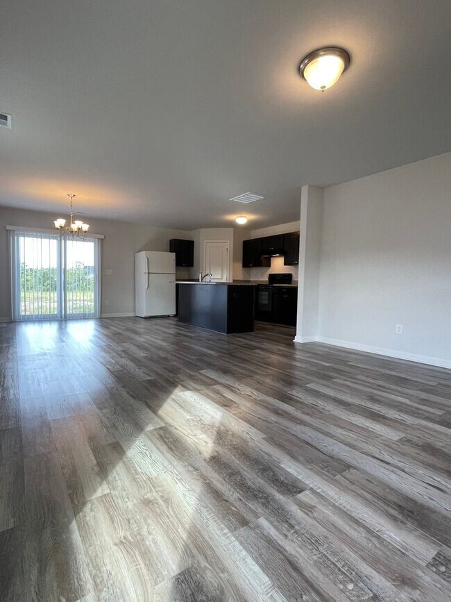 Building Photo - Nice on New Home Place