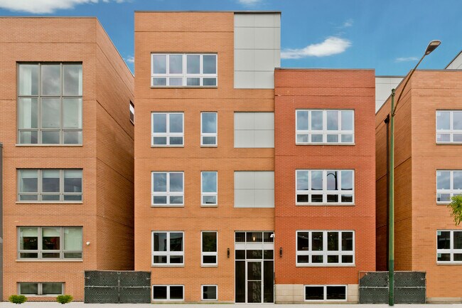 Building Photo - 2725 N Ashland Ave