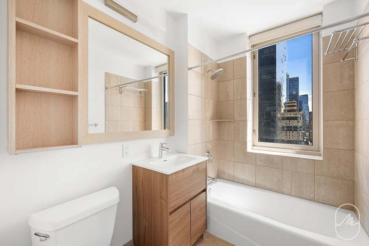 Building Photo - 500 W 42nd St