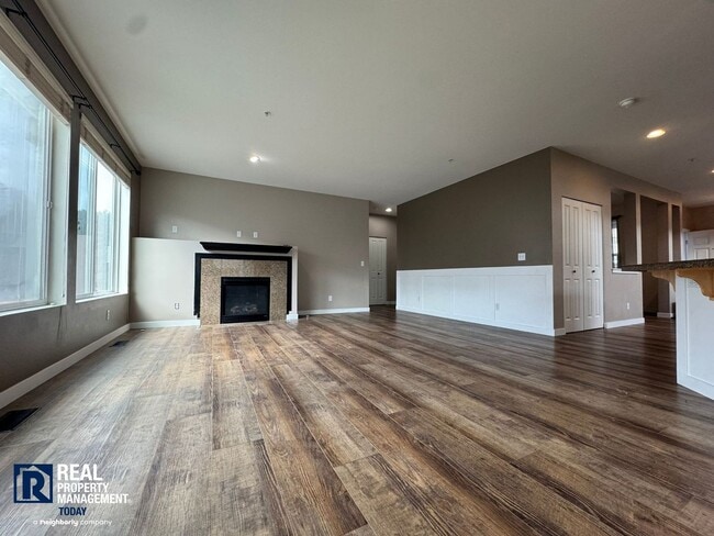 Building Photo - Spacious 5-Bedroom Home with 3-Car Garage & Fenced Yard in Kent!!