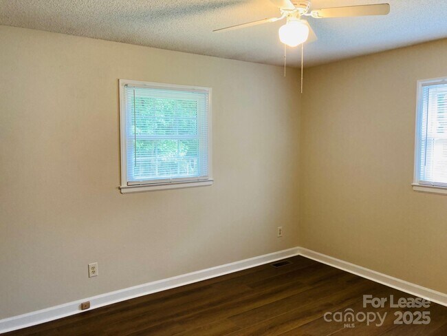 Building Photo - 7984 Secluded Ln