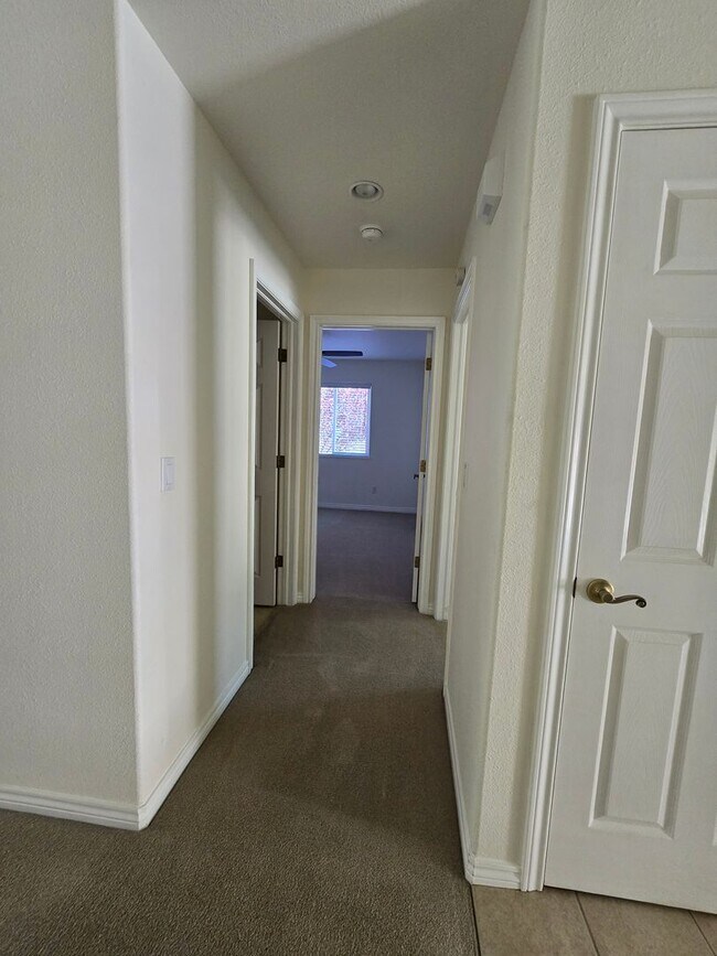 Building Photo - Beautiful single level townhouse located in quiet northwest area.